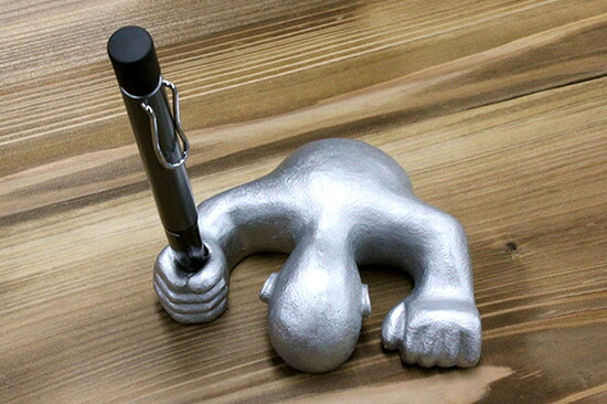 発想がとてもユニークなペンホルダーです。