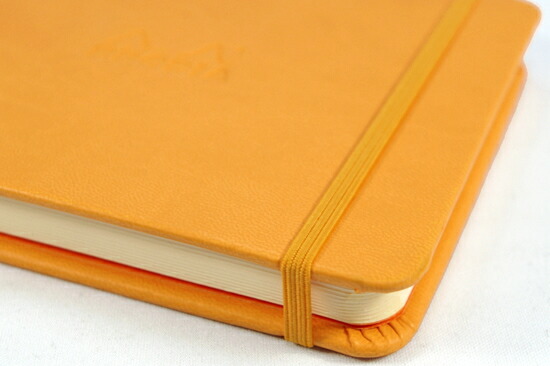 <b>カバンの中で広がらないゴムバンド!</b>どこまで書いたかすぐに開くことのできる栞(しおり)はとても便利です。