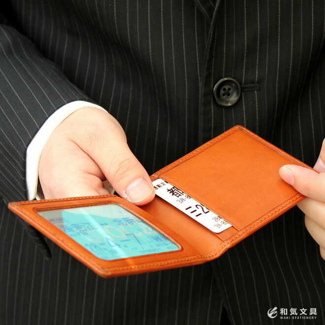 薄くスマートなデザインで、カードをスッキリと収納してくれます。