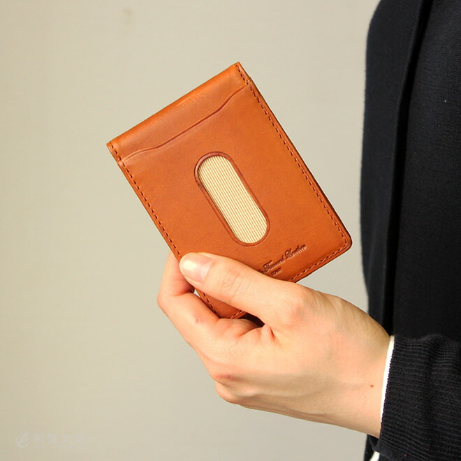 ステッチは同色でまとめ、コバは縁返し合わせ縫いで、上品な仕上がりです。