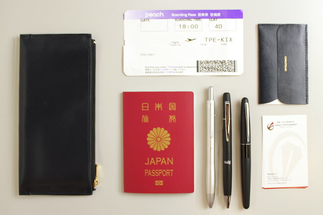 パスポート・旅券など必要書類と一緒に、ペン2・3本、薄型の名刺ケースも入りました。