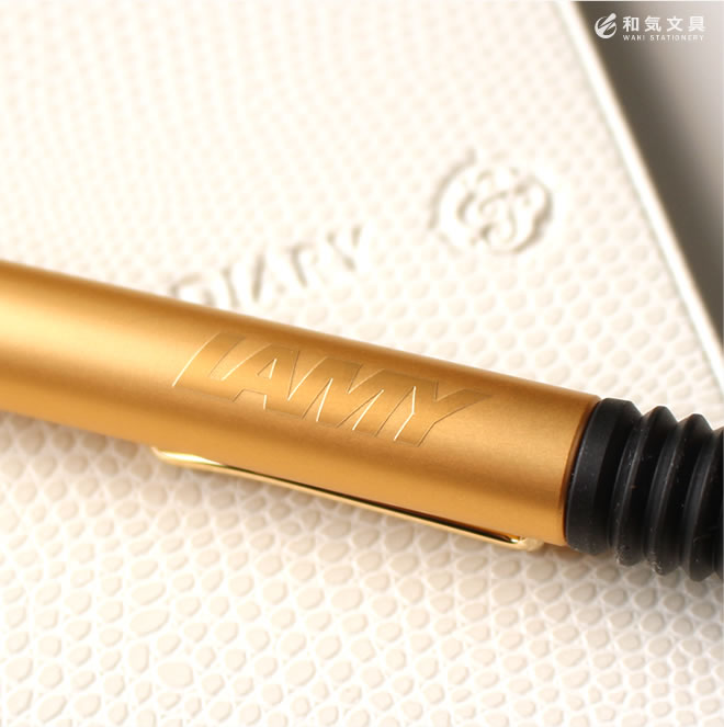 ルクスの尻軸部サイドには「LAMY」のロゴが。