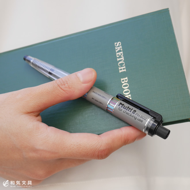 8色の色鉛筆を1本で持ち歩ける ぺんてる マルチ8 和気文具ウェブマガジン