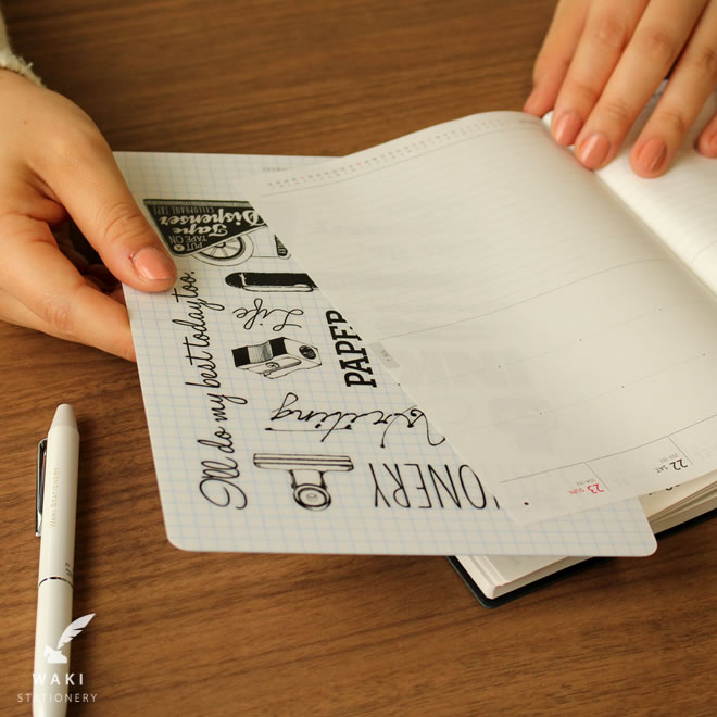 <b>オシャレなしおりとしても!A5サイズ手帳に挟んで持ち歩けます</b>A5定型サイズの手帳やノートにピッタリ!手帳の間や裏表紙の内側に挟んで持ち運べます。