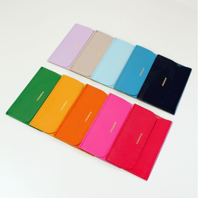 <b>豊富なカラーバリエーション</b>ビジネスシーンで使いやすいブルーブラックやベージュなどのシンプルな色から手帳や財布との色を組み合わせるのが楽しくなるカラフルなカラー展開です。