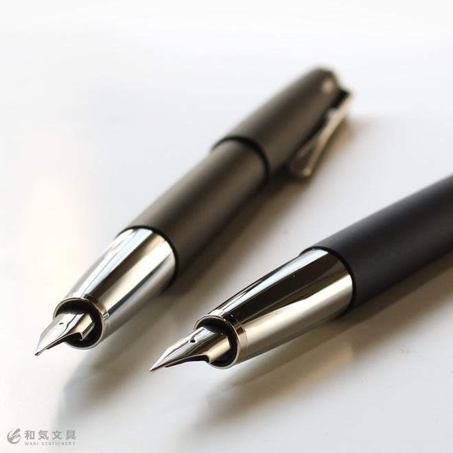 ステュディオの万年筆は、マットな質感と曲線状の太軸、そしてメタルパーツといった通常の万年筆にはない珍しい形状をしています。