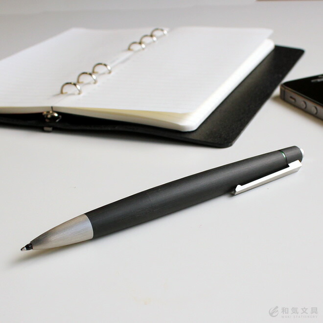 <b>時代を超えたプロダクトデザイン</b>4色ボールペンのペン先。
