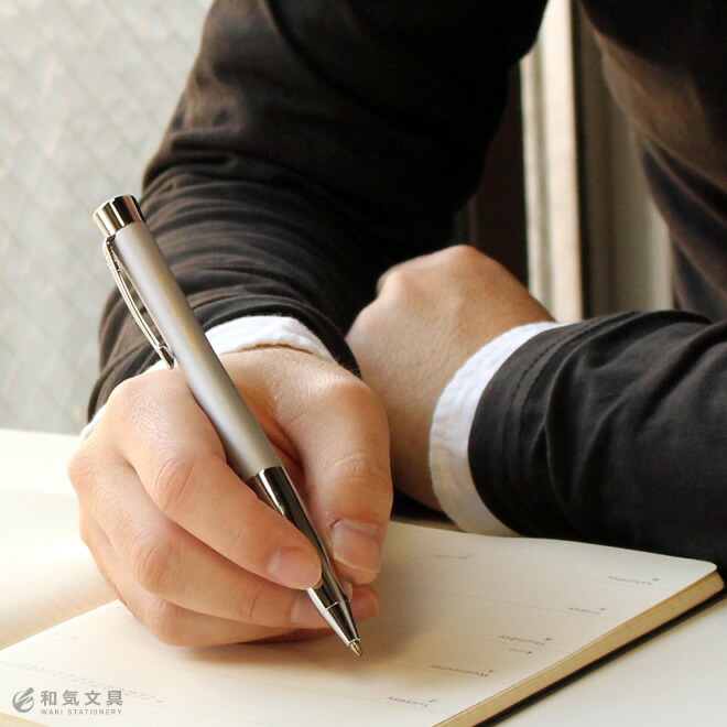 世界で有名な筆記具ブランド「PARKER（パーカー）」のアーバンボールペンです。