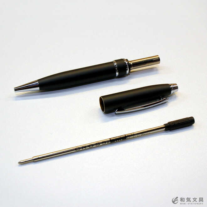 ペン本体を上下に引っ張るとペンが分離し、芯が外れます。