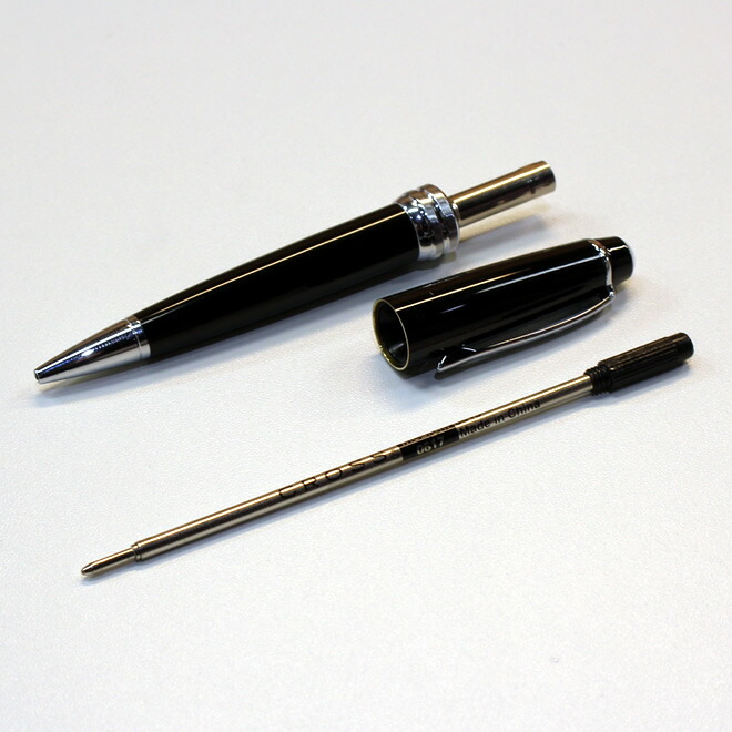 ペン本体を上下に引っ張るとペンが分離し、芯が外れます。