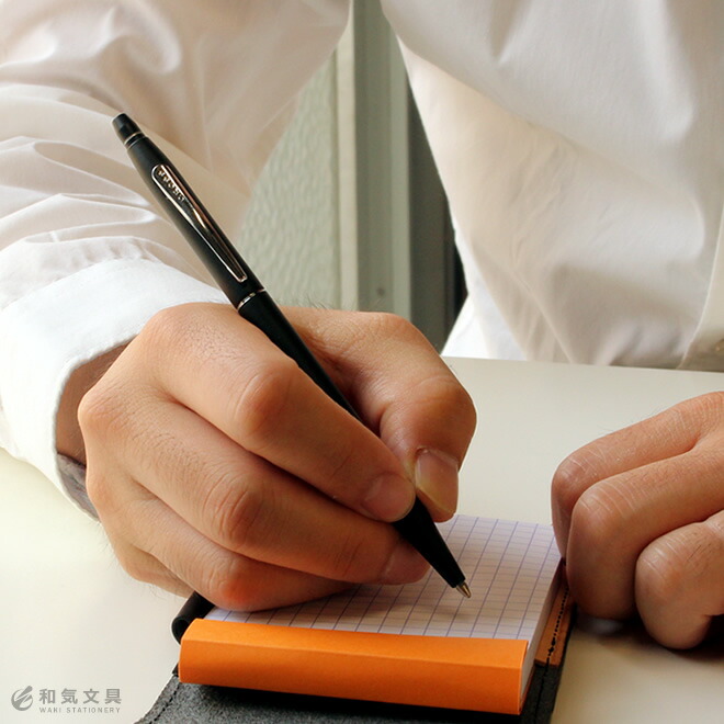 スリムでビジネスシーンにもよく馴染む、使い易いクリック式のボールペンです。