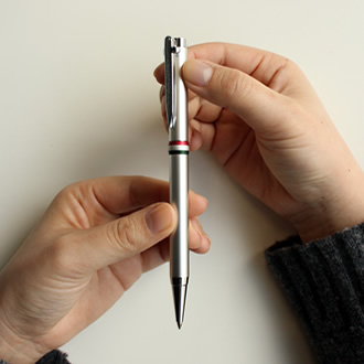 高級感のある回転式ペンのボディを回すとペン先が出る回転式（ツイスト式）。