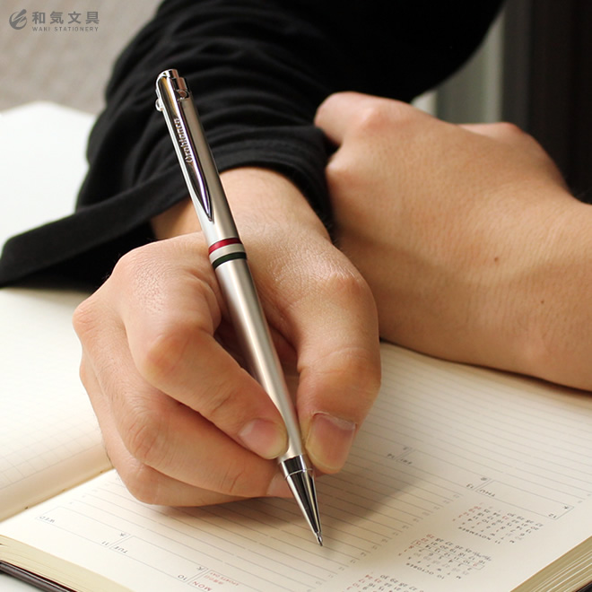 シャープペンの名前「ラ・スクリヴェリア」にはオロビアンコの創立者であるジャコモ・バレンティーニによって「心地よく書ける」という思いが込められています。