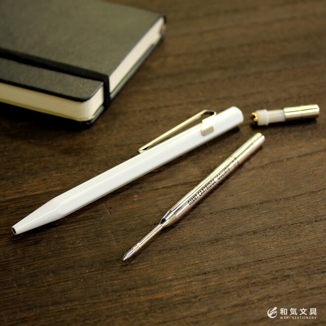 カランダッシュのオリジナルボールペン替芯「ゴリアット」は、ペン先とリフィル本体が一体になっているのでペンのガタつきがありません。