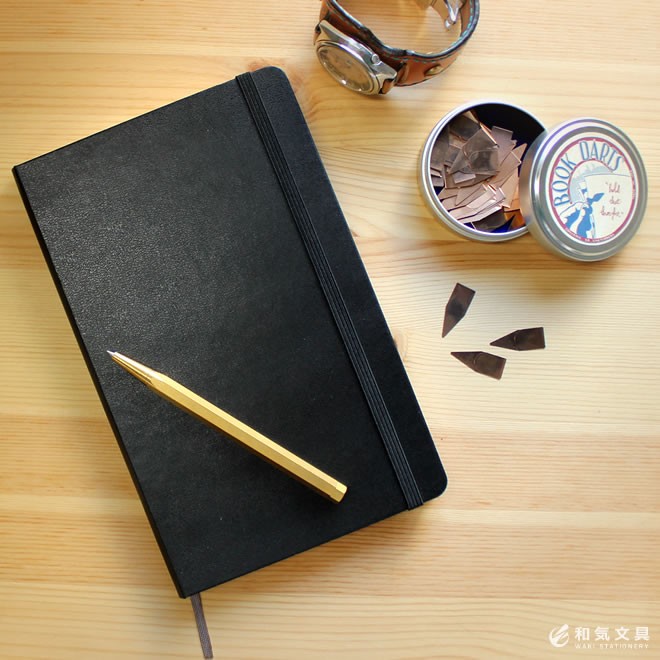 <b>世界中で愛されているノート「モレスキン」</b>撥水加工された黒く硬い表紙と手帳を閉じるためのゴムバンド。