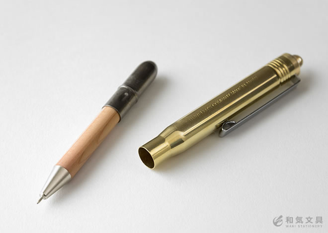 <b>コンパクト&持ちやすい長さ</b>使わない時は、ペンを本体の内側にセットするため、コンパクトに持ち歩くことが出来ます。