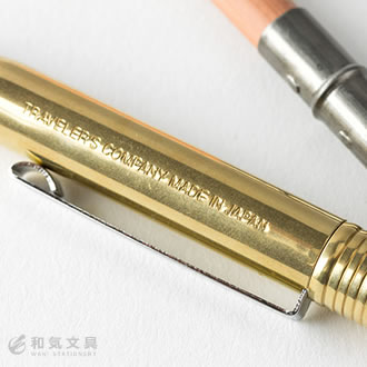 <b>真鍮のキャップにさり気ないワンポイント</b>キャップには「TRAVELER'S COMPANY MADE IN JAPAN」とロゴが細かく掘られています。