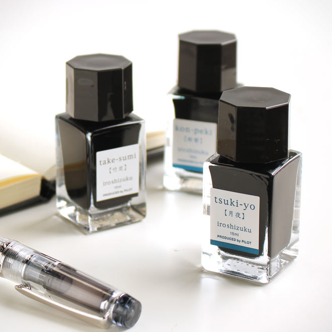 書く喜びと楽しみを広げる、パイロットの人気インキシリーズ「色彩雫 iro shizuku」その中でも特に人気のカラーを厳選したミニボトル3本セットです。