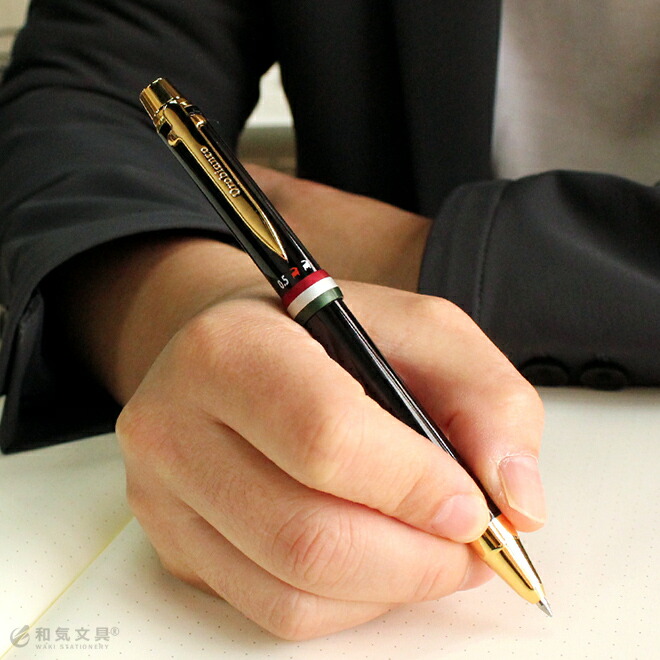 ボールペン（黒・赤）＋シャープペン0.5mmの機能を持ち合わせ芯切り替えのガイドには、ブランドの由来となるカシミヤヤギがデザインされています。