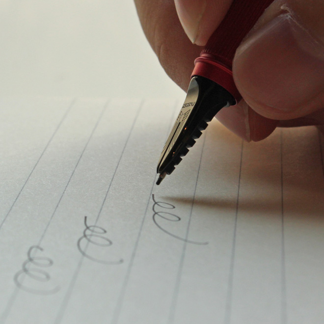 まるで万年筆のようなデザインの『ペン先』素材には柔軟な樹脂を使っており、人がそれぞれ持つ「書き癖」にあわせて筆圧の強弱をしなやかに吸収します。