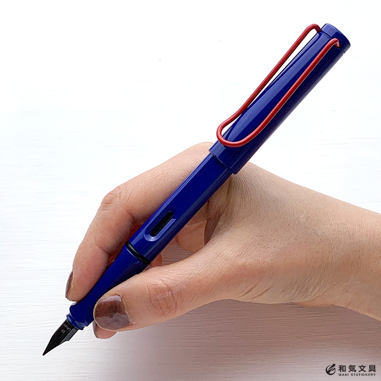 軽くて丈夫な樹脂製ボディのグリップ部分には、誰もが正しくペンを握れるようにくぼみが設けられています。