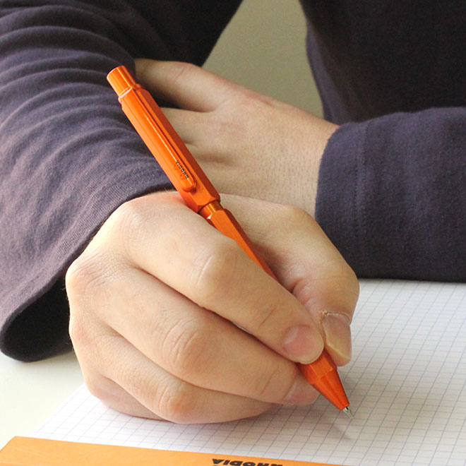 <b>握りやすい六角形のペン軸スラスラとした書き心地を味わえます</b>ペン軸は、鉛筆のように握りやすい六角形です。