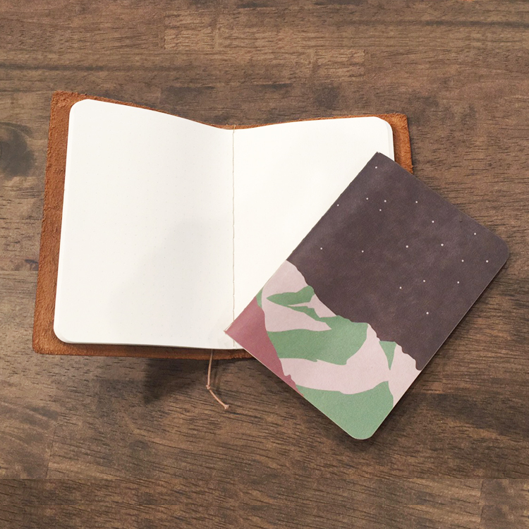 <b>「トラベラーズノートと一緒に使いたい」</b>使い込めば使い込むほど、シワ・キズが味わい深くなるロウ引き表紙のノートは育てていける革製品との相性が抜群。