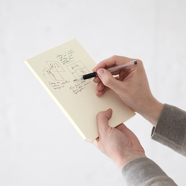 <b>縦横を気にせず書ける安定感。