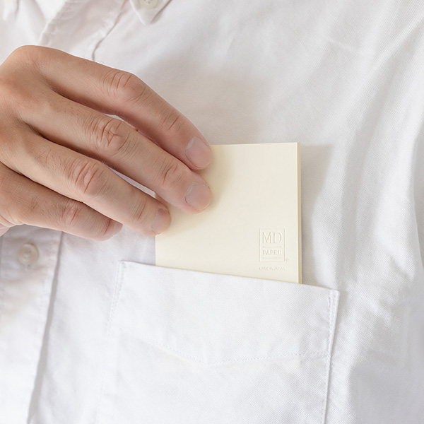 <b>手のひらに収まるA7サイズ</b>小さなA7サイズはポケットやバッグにしのばせて、いつでもサッとメモできるフットワークの良さが魅力です。