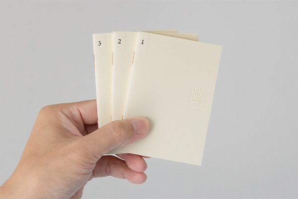 <b>薄くて軽い、A7サイズの『MDノート ライト』方眼罫。