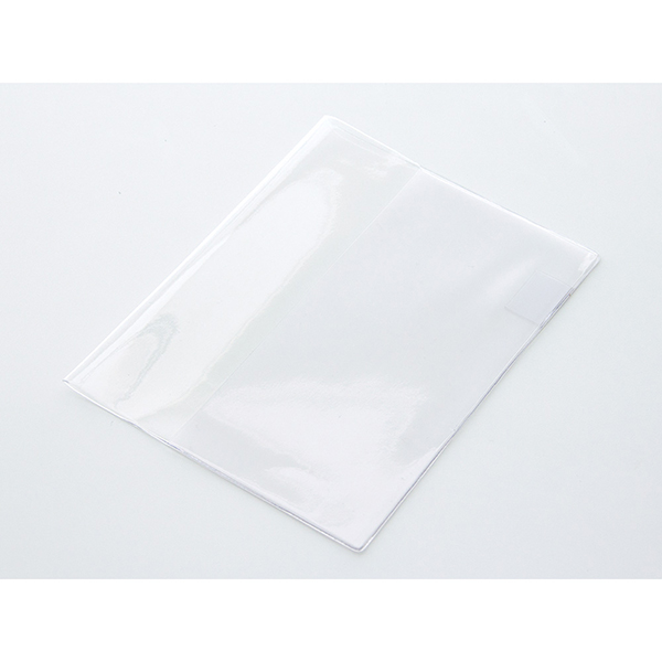 クリーム色のMDノートをやさしく包む、PVC製の専用カバーです。