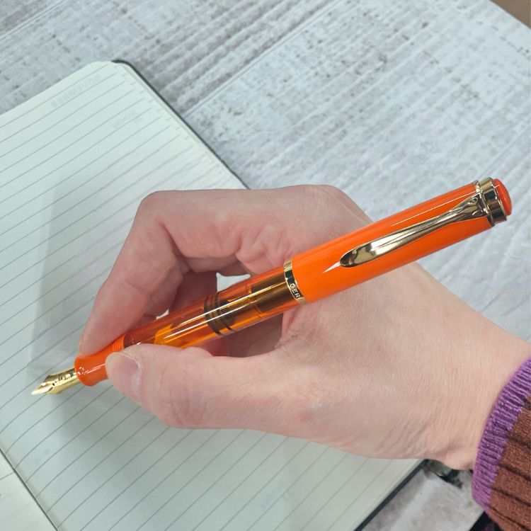 ゴールドのペン先が鮮やかなオレンジの色味を引き立てています。