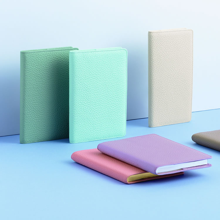 くすみがかったパステルカラーをまとったダイアリーカバー“ダスティパステル”。