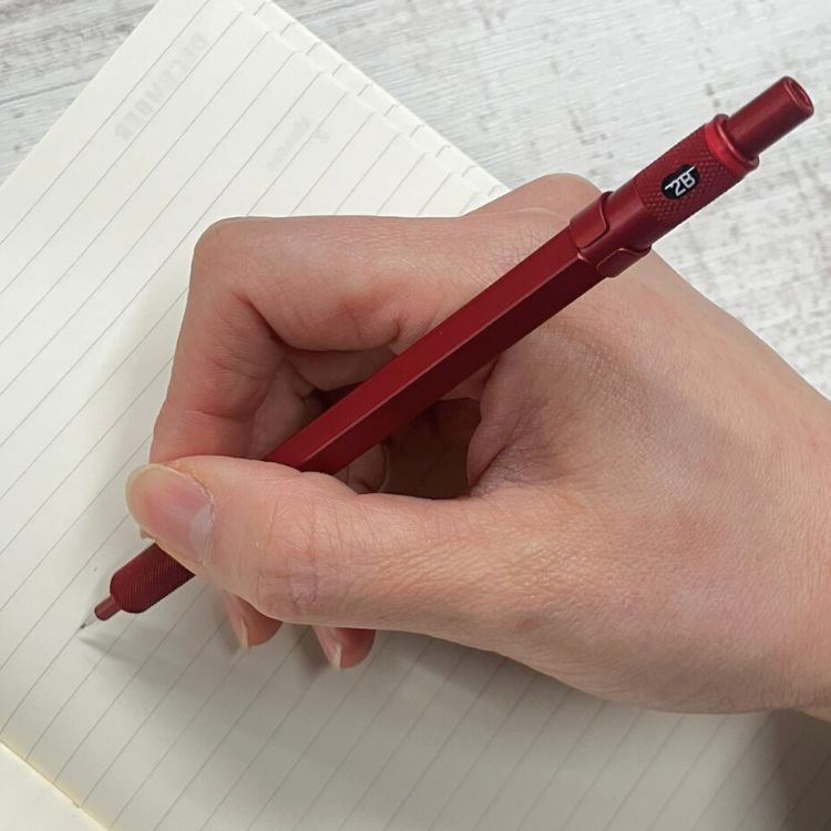 製図用というだけあって、ペン先が見えやすい２ステップ式設計。