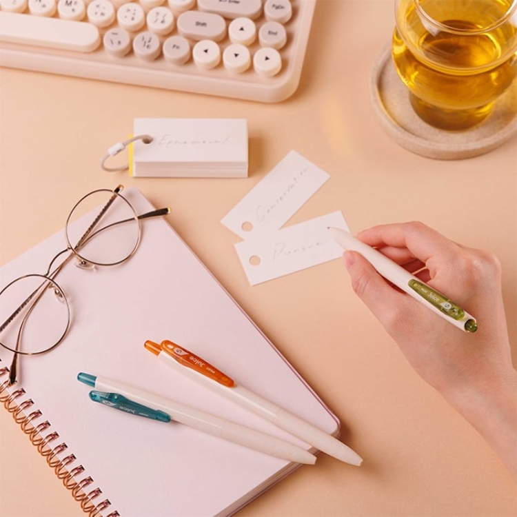 <b>くすみカラー</b>やわらかな色合いで、上品な大人の筆記に