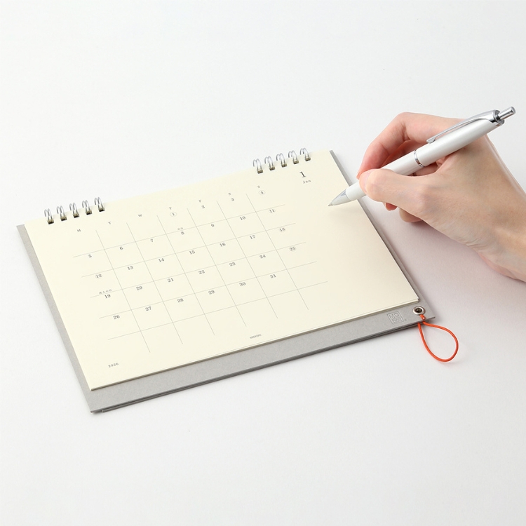 ダイアリー同様、月間ブロックの周りに設けた余白には、思い付いたアイデアやメモなどを、自由に書き留めてください。