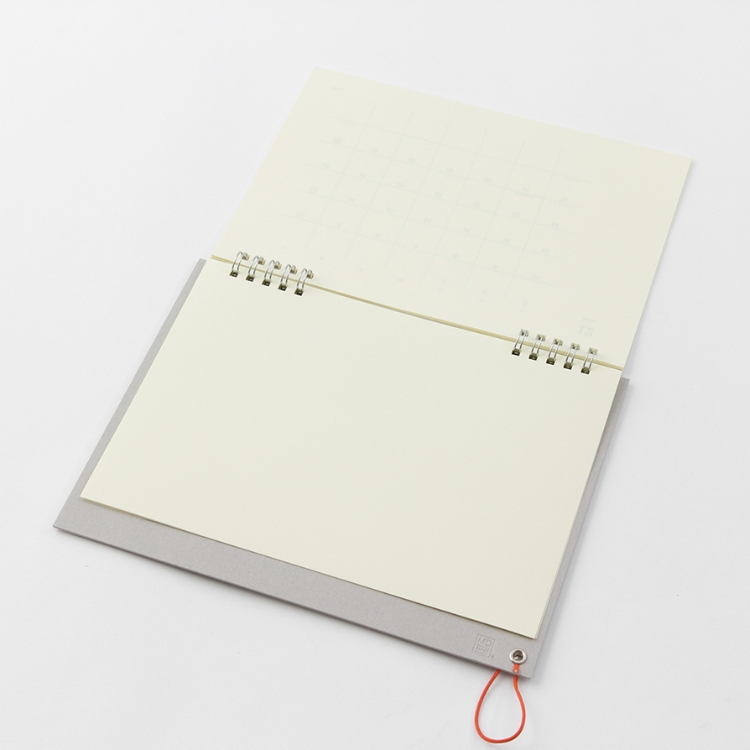 残しておきたい記憶を書き留める無罫のメモページは4枚付いており、ちょっとしたメモやイラスト、アイデアなどを書くのに便利です。