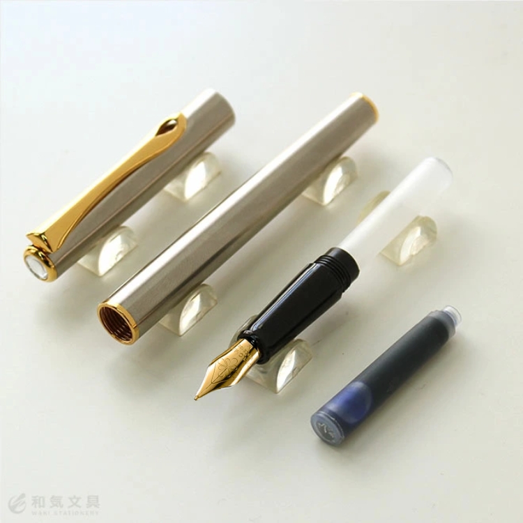 ボディ中央部分を回転させて分離し、カートリッジインクを差し替えるだけですぐに万年筆での筆記を楽しめます。