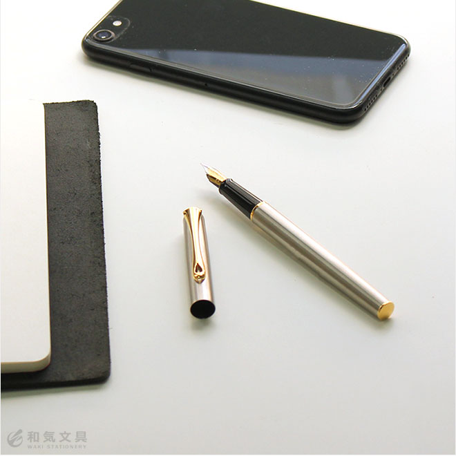 スリムな万年筆は、仕事を頑張る方へのギフトにもおススメ。