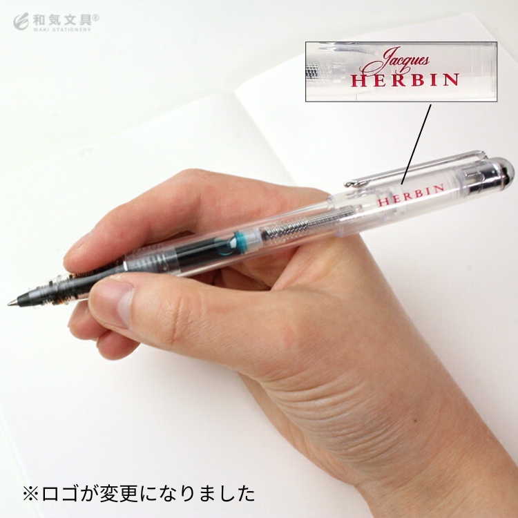 <b>ローラーボールペンなので使いやすい！</b>使い慣れたローラーボールペンタイプで扱いやすいので、ボトルインクやコンバーターの扱いにまだ慣れていない方にもデビューの１本としてオススメです。