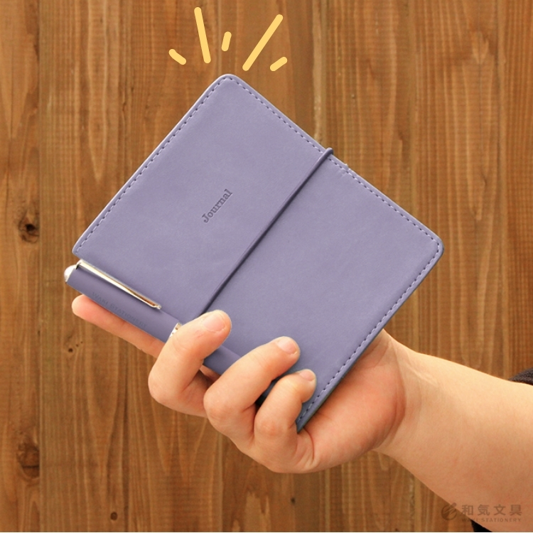 発色が良くやわらかくふんわりした表紙に、可愛らしい正方形に近い形。