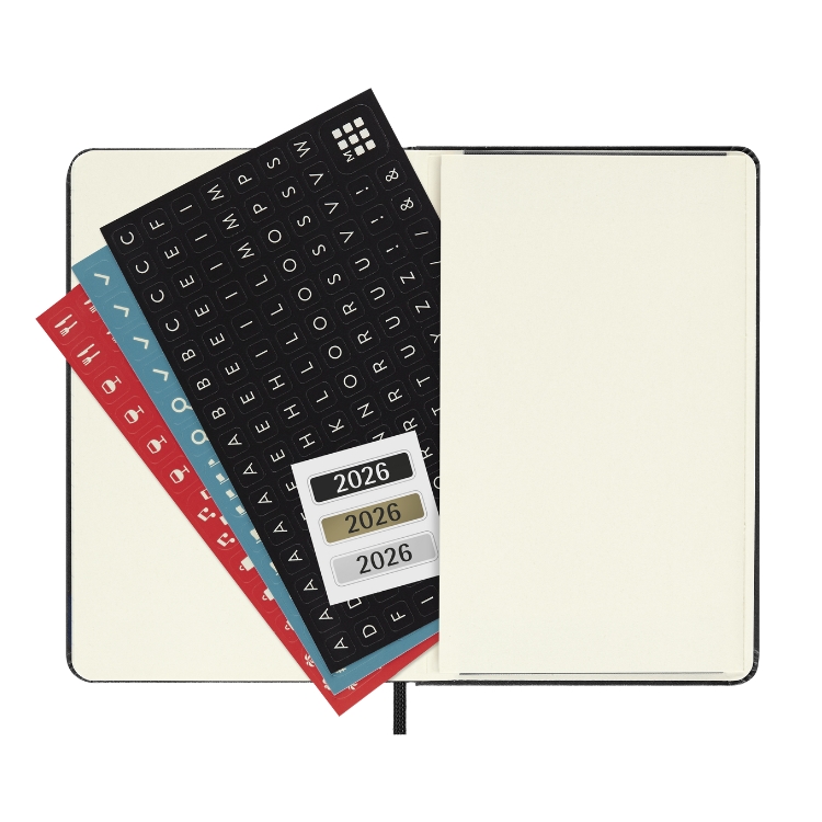 <b>マチ付きポケットでメモや名刺をストック</b>モレスキン定番の拡張ポケット。