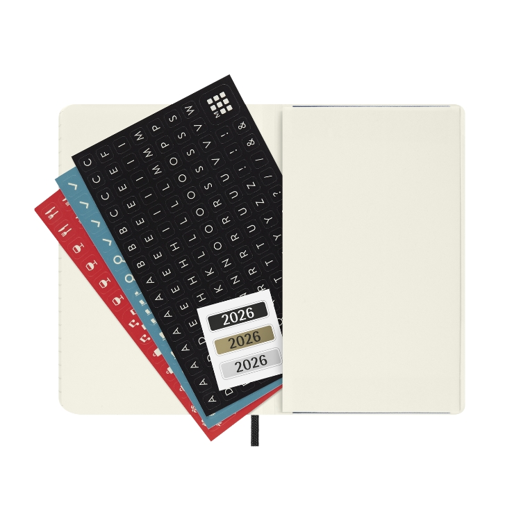 <b>マチ付きポケットでメモや名刺をストック</b>モレスキン定番の拡張ポケット。