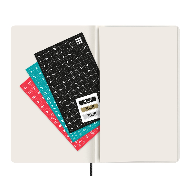 <b>マチ付きポケットでメモや名刺をストック</b>モレスキン定番の拡張ポケット。