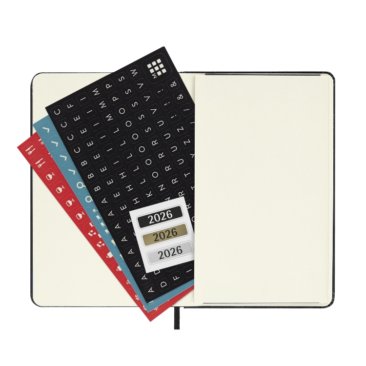 <b>マチ付きポケットでメモや名刺をストック</b>モレスキン定番の拡張ポケット。