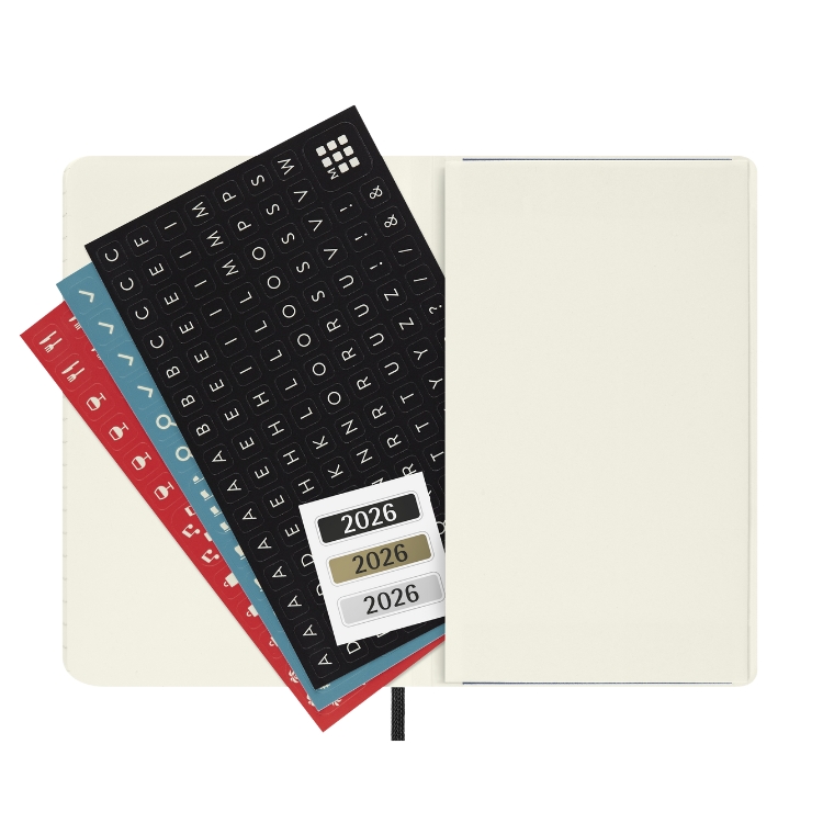 <b>マチ付きポケットでメモや名刺をストック</b>モレスキン定番の拡張ポケット。