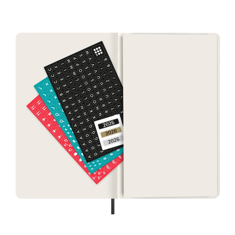 <b>マチ付きポケットでメモや名刺をストック</b>モレスキン定番の拡張ポケット。