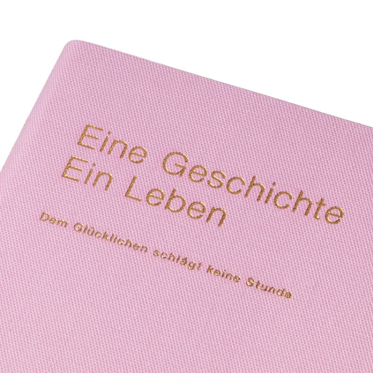 シーズンごとにリデザインされるカラーと生地の素材感に注目です。