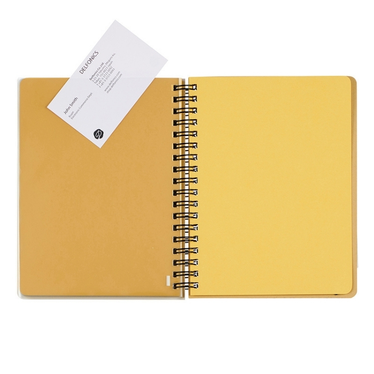 カードや付箋などを収納できる、便利なクリアポケットも5枚付いています。