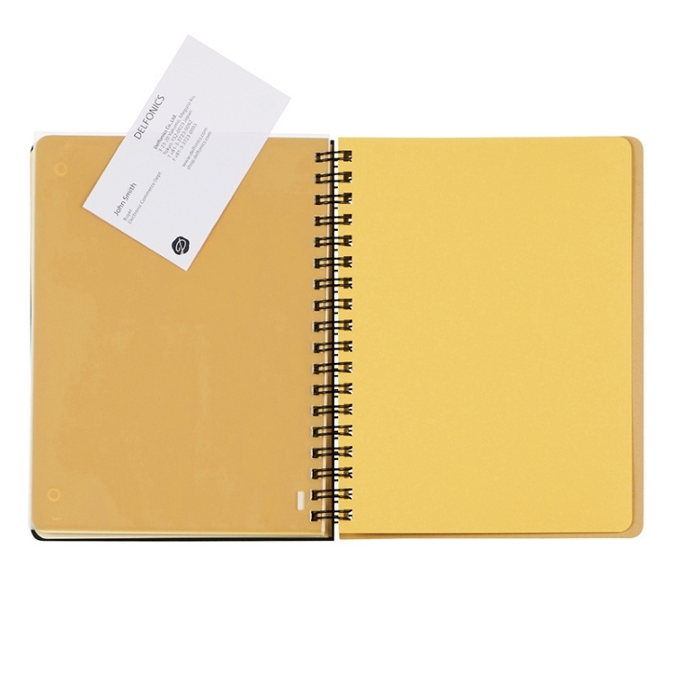 カードや付箋などを収納できる、便利なクリアポケットも5枚付いています。